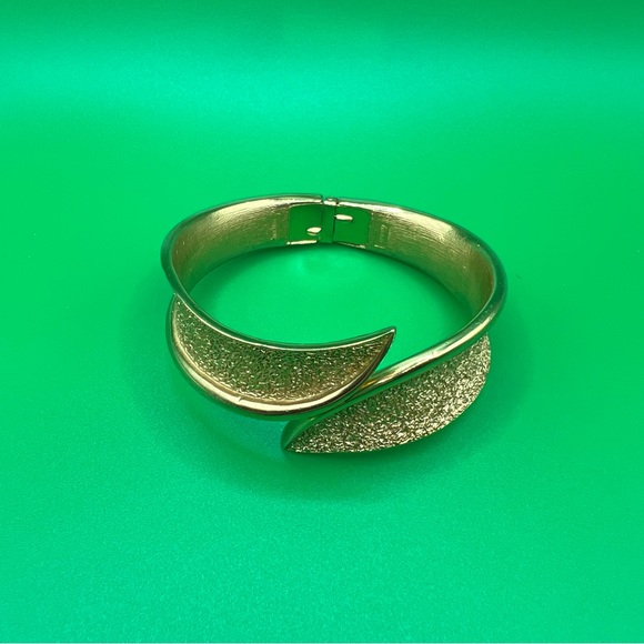 Rare vintage Trifari bracelet gold tone - Picture 1 of 2